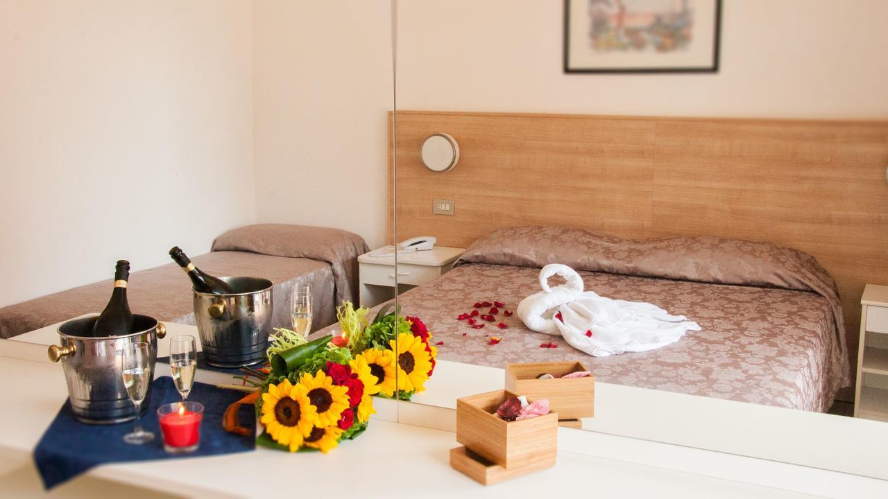 Hotel Raffaello Cesenatico Ngoại thất bức ảnh